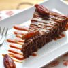 Dark Chocolate Brownie mit Datteln und homemade Karamellsauce