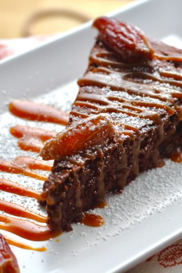 Dark Chocolate Brownie mit Datteln und homemade Karamellsauce