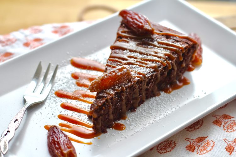 Dark Chocolate Brownie mit Datteln und homemade Karamellsauce