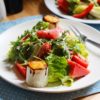 Knackiger Blattsalat mit Joghurt-Minz-Dressing, Melone und karamellisierten Ziegenkäse