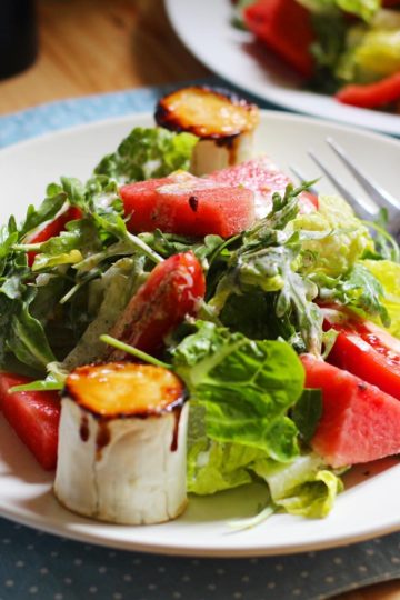 Knackiger Blattsalat mit Joghurt-Minz-Dressing, Melone und karamellisierten Ziegenkäse