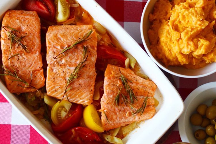 Lachsfilet auf Ofengemüse