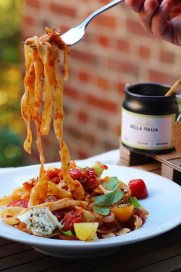 Pasta mit mediterranen Gemüsesugo