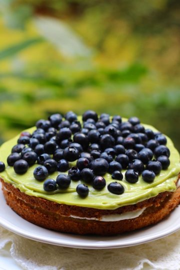 Avocado-Limetten-Cake with Blueberrys
