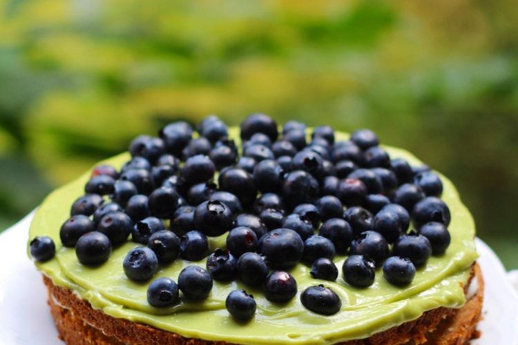 Avocado-Limetten-Cake with Blueberrys