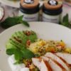 Saftige Hähnchenbrust mit sommerlichen Couscous, Avocado und Minzjoghurt