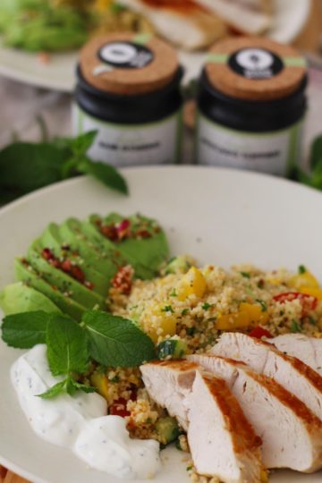 Saftige Hähnchenbrust mit sommerlichen Couscous, Avocado und Minzjoghurt