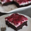 Healthy Brownie mit cremigen Beeren-Joghurt