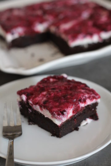 Healthy Brownie mit cremigen Beeren-Joghurt