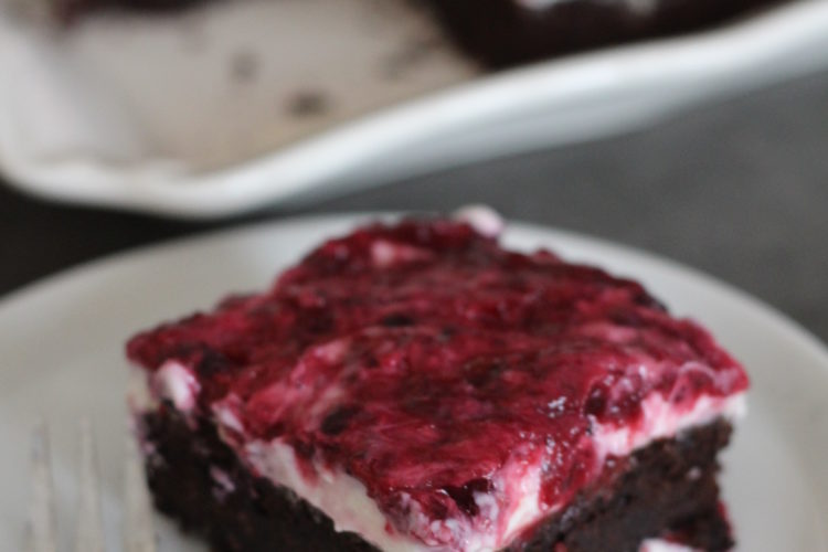 Healthy Brownie mit cremigen Beeren-Joghurt